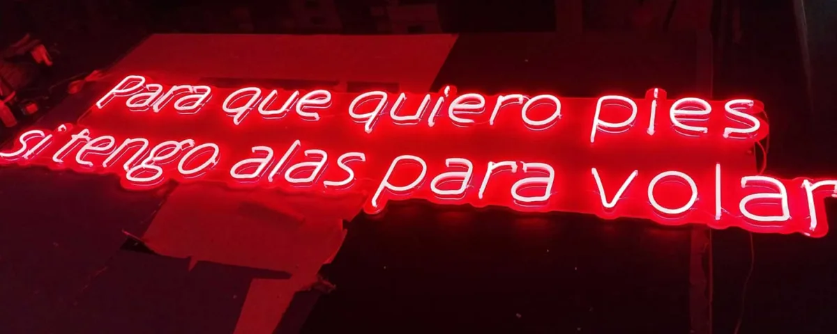 ‘Para que quiero pies si tengo alas para volar’ Red LED Neon Sign